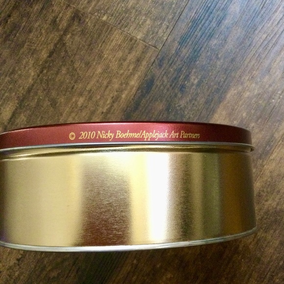 Fiji's Holiday Cookie Tin, Nicky Boehmel artist, 2010, 16 oz 7.25" x 2.75" - Picture 3 of 7